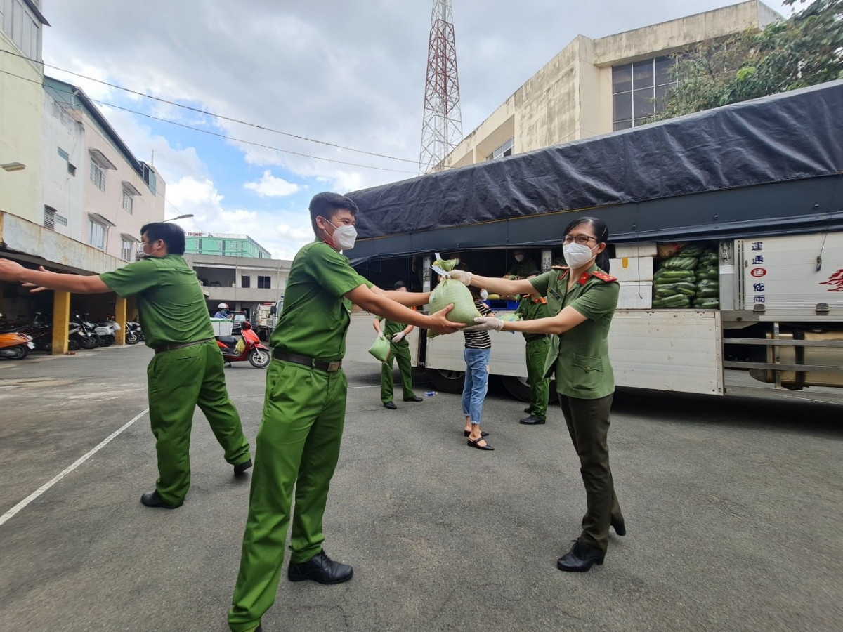 Lực lượng Công an TP.HCM xúc động nhận các món quà từ những người đồng chí ở Bình Phước