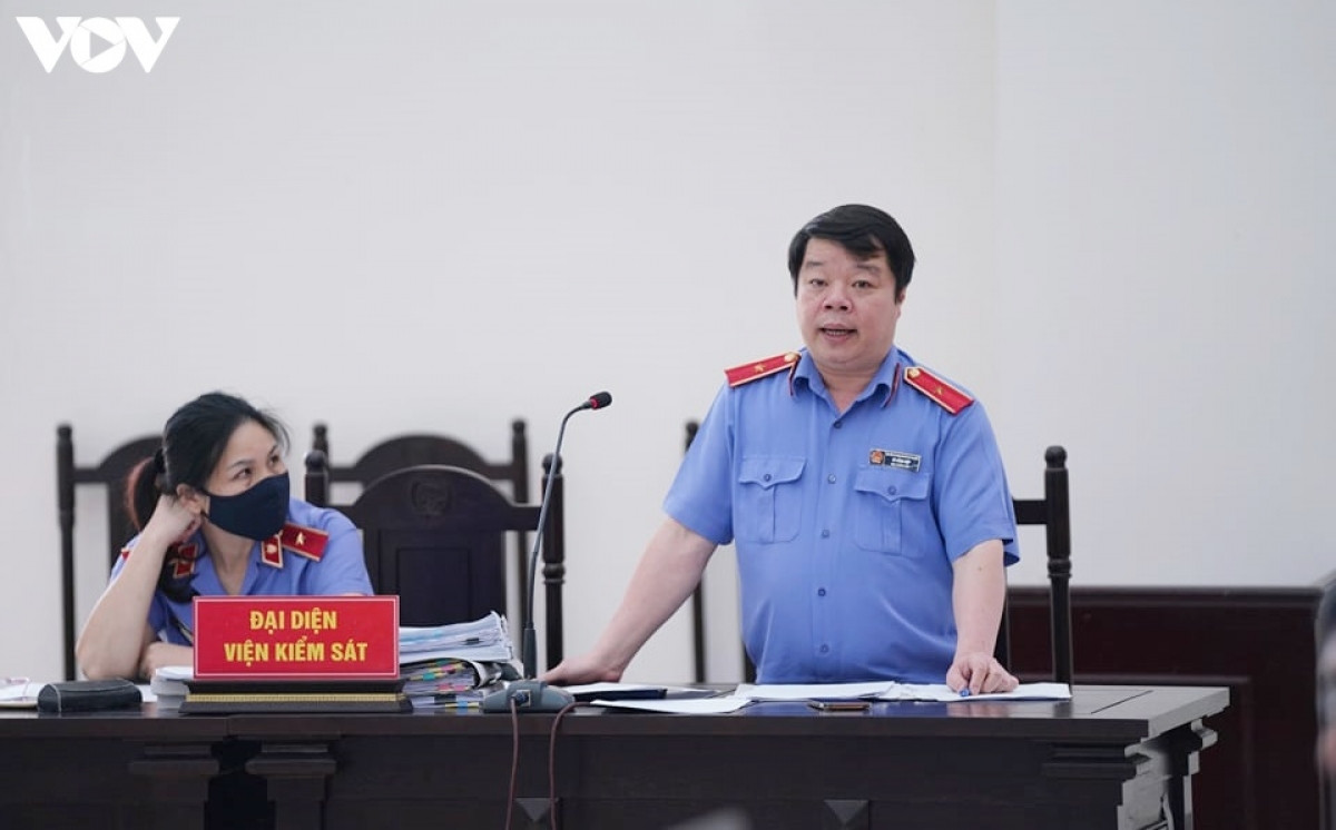 Đại diện Viện Kiểm sát Nhân dân Cấp cao tại Hà Nội nêu quan điểm: Đề nghị HĐXX bác các kháng cáo.