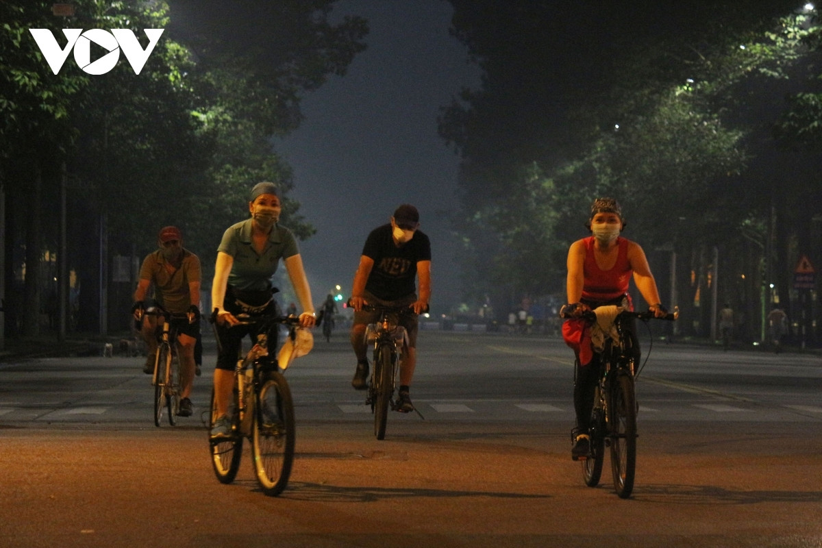 Từ ngày 28/9, người dân Hà Nội đã dậy sớm chạy, đạp xe và đi bộ sau hơn 2 tháng tạm dừng các hoạt động thể thao ngoài trời.