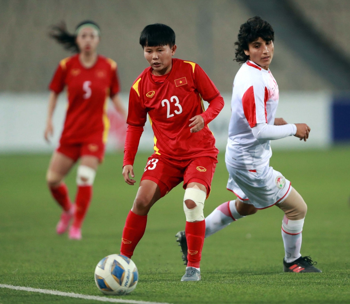 Bích Thùy (số 23) đóng góp cú đúp trong chiến thắng đậm của ĐT nữ Việt Nam trước Tajikistan. (Ảnh: AFC). 