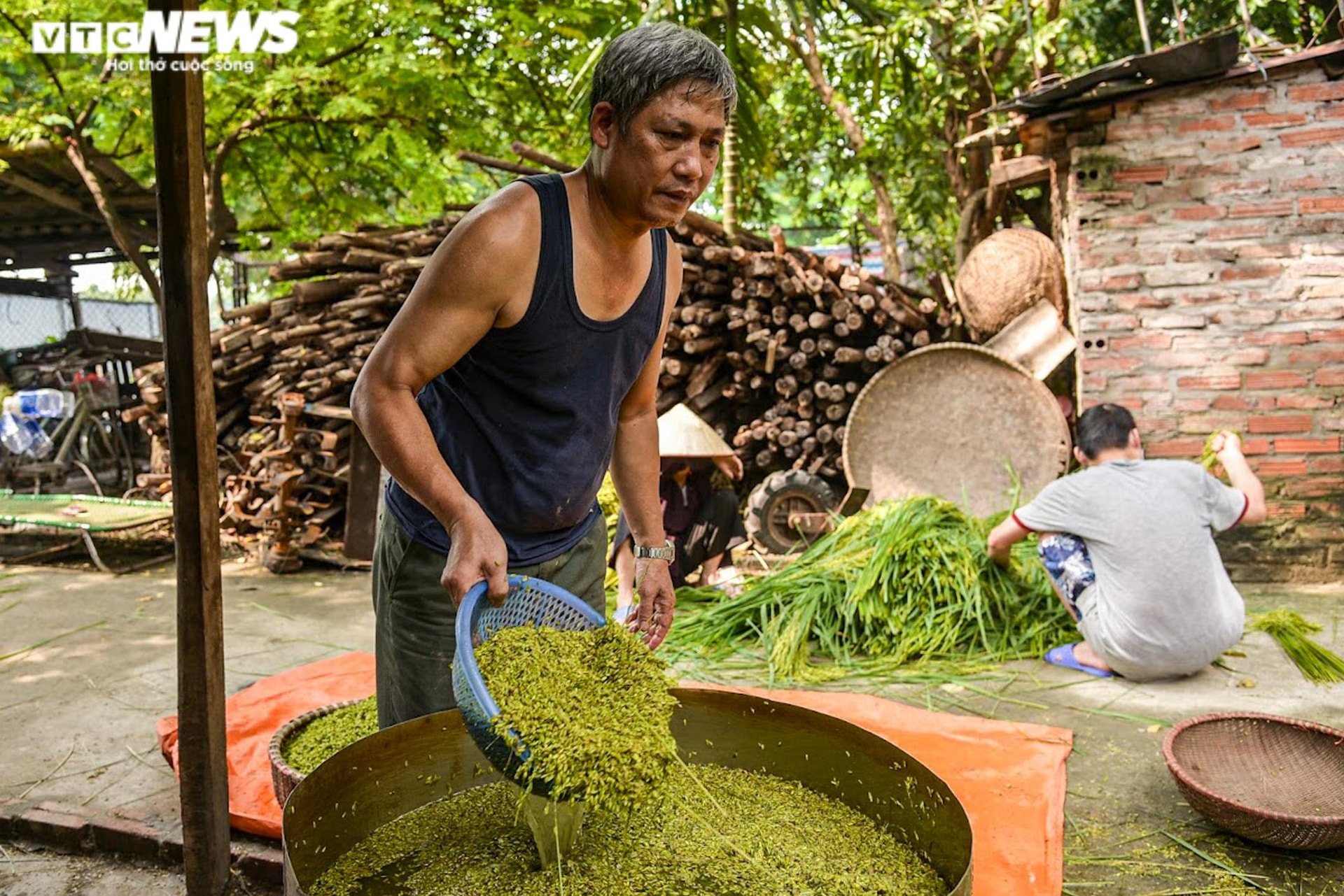 Làng cốm Mễ Trì, Hà Nội đỏ lửa, rộn vang tiếng chày sau thời gian giãn cách - 8