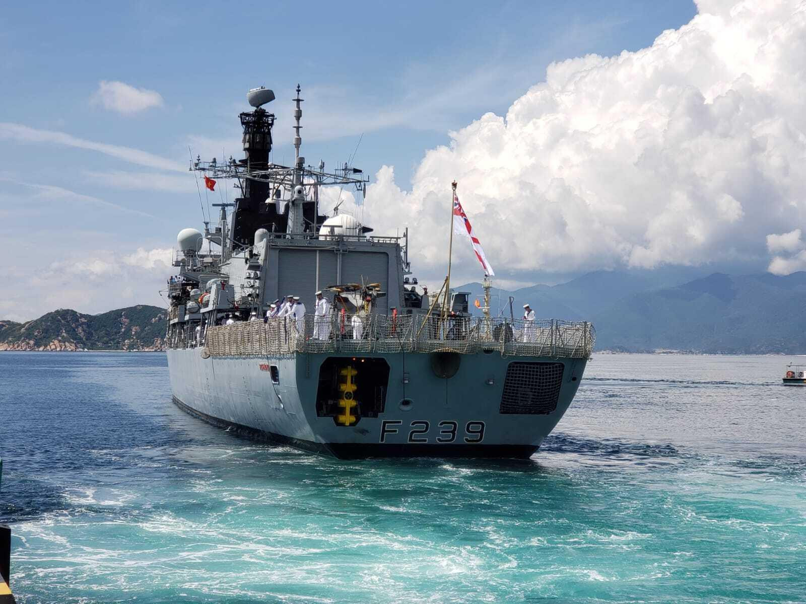 Khinh hạm Anh HMS Richmond cập cảng Cam Ranh, bắt đầu chuyến thăm Việt Nam - 1
