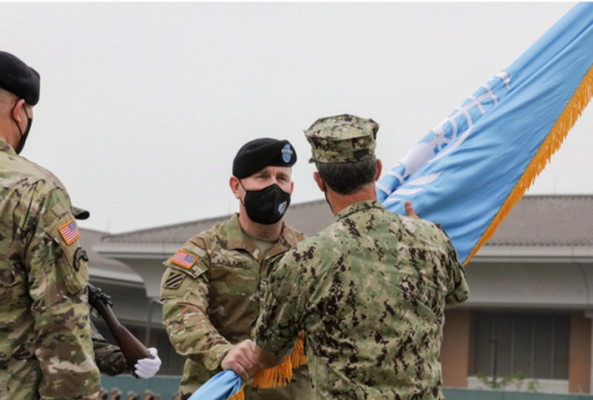Tướng Robert B. “Abe” Abrams chuyển cờ của Bộ tư lệnh Liên Hợp Quốc cho Đô đốc John C. Aquilino – người đứng đầu Bộ tư lệnh Ấn Độ Dương-Thái Bình Dương trong buổi lễ thay đổi quyền chỉ huy ngày 2/7/2021 ở Barker Field. Ảnh: Lục quân Mỹ
