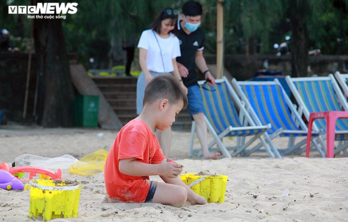 Ảnh, video: Hải Phòng mở cửa du lịch, bãi biển Cát Bà, Đồ Sơn vẫn vắng khách - 13