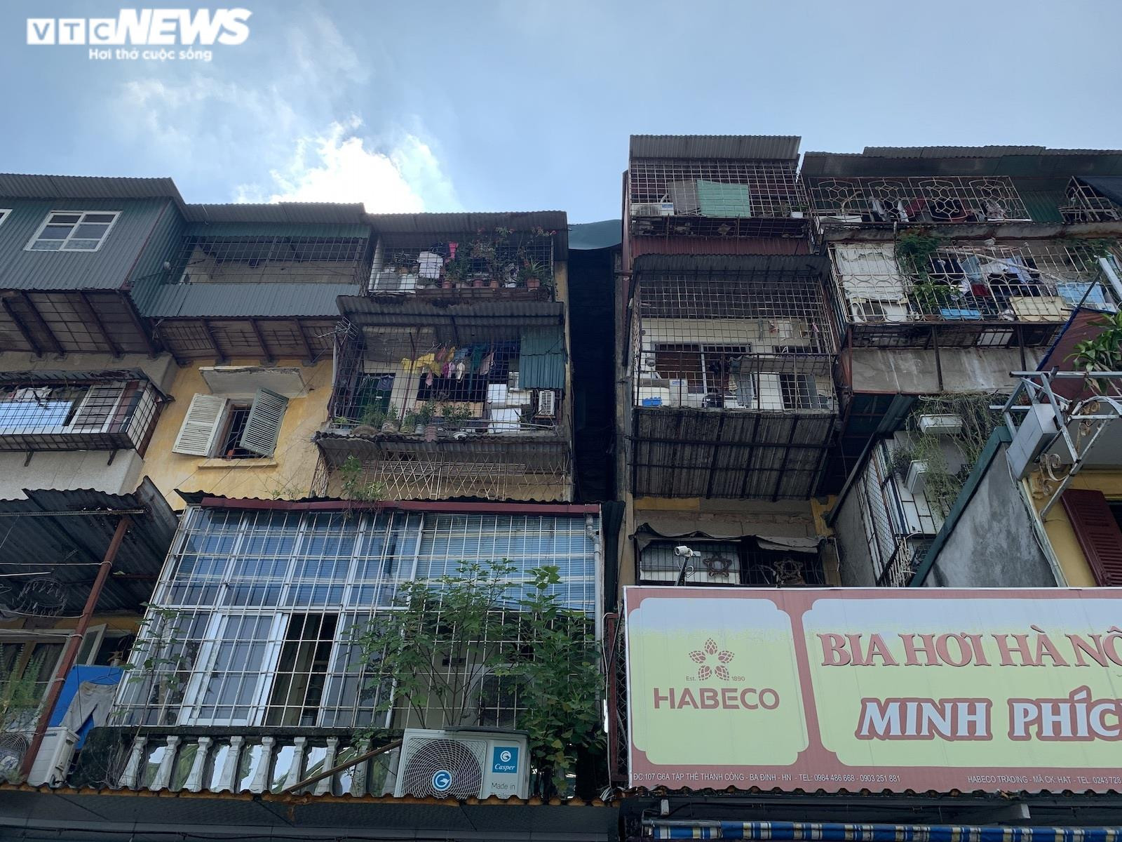 Cảnh rùng mình trong 4 khu chung cư nguy hiểm nhất Hà Nội, sắp được xây mới - 1