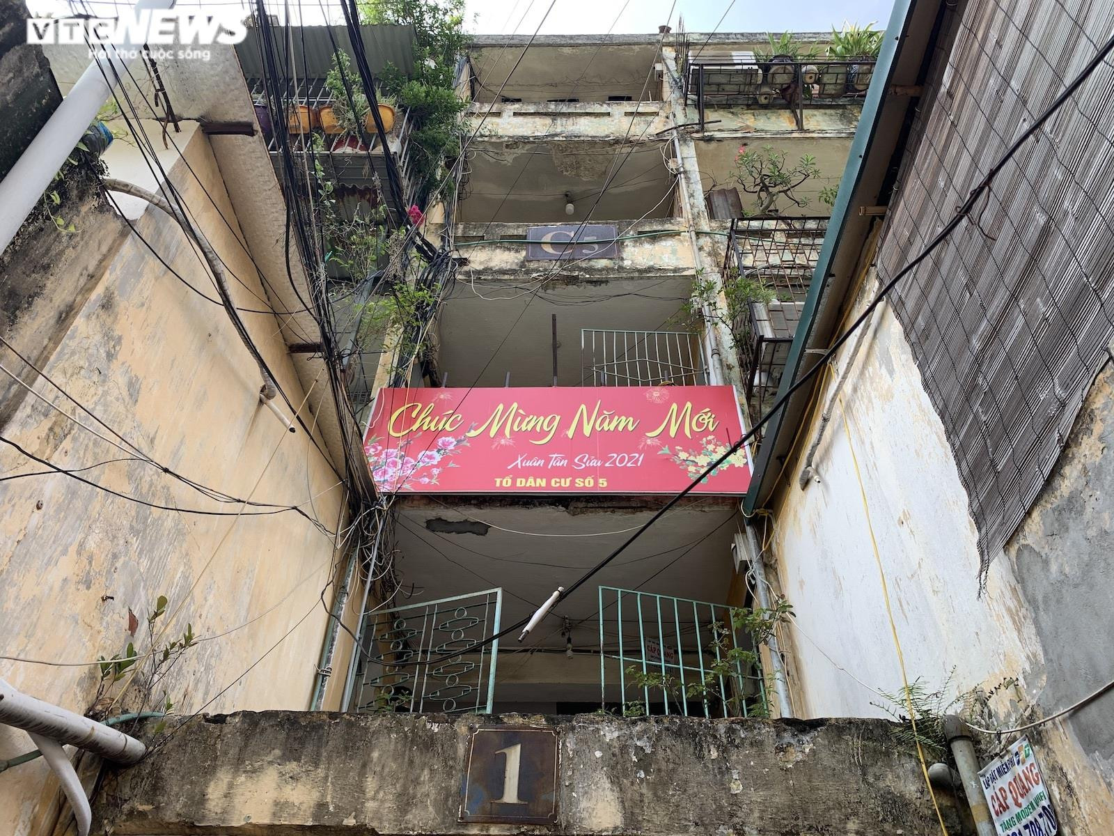 Cảnh rùng mình trong 4 khu chung cư nguy hiểm nhất Hà Nội, sắp được xây mới - 11