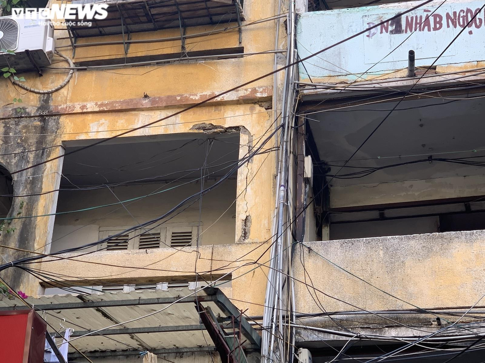 Cảnh rùng mình trong 4 khu chung cư nguy hiểm nhất Hà Nội, sắp được xây mới - 6