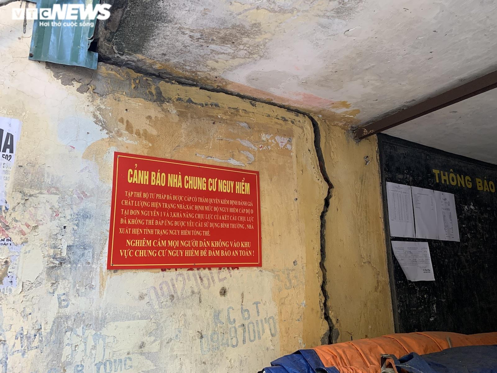 Cảnh rùng mình trong 4 khu chung cư nguy hiểm nhất Hà Nội, sắp được xây mới - 16