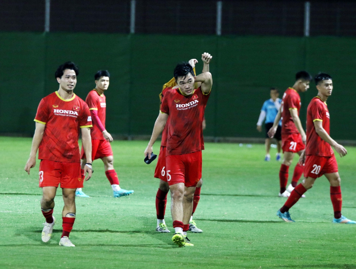 Đêm 4/10, ĐT Việt Nam có buổi tập tiếp theo tại UAE để chuẩn bị cho trận đấu với ĐT Trung Quốc. 