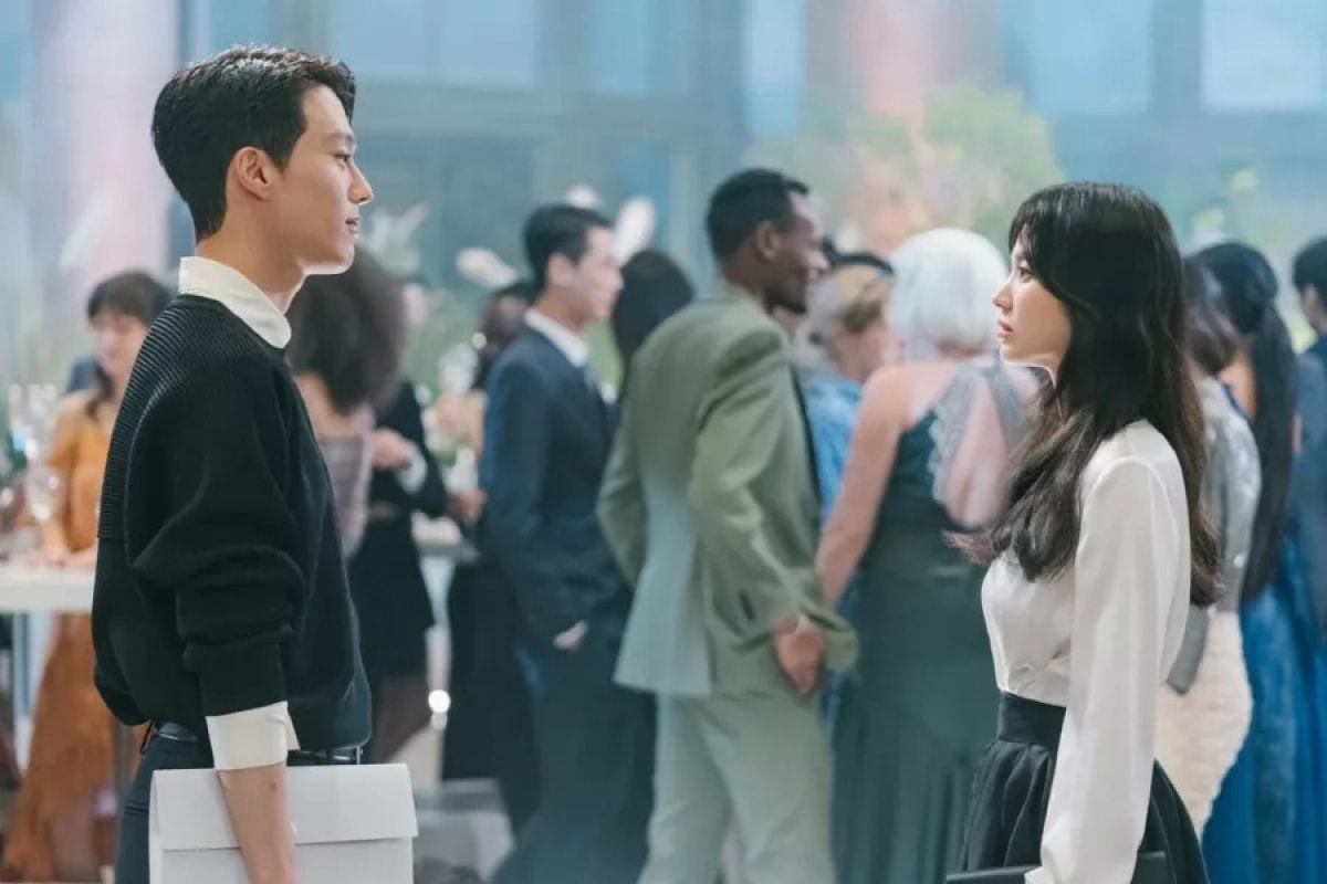 Song Hye Kyo và Jang Ki Yong nhìn nhau đắm đuối trong một cảnh của