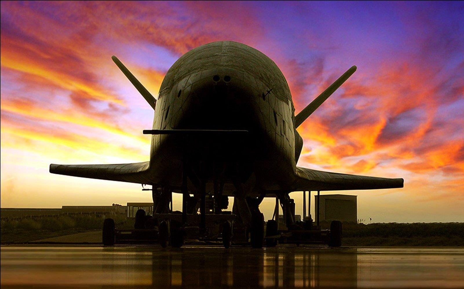 500 ngày vòng quanh Trái đất của phi thuyền không người lái X-37B - 1