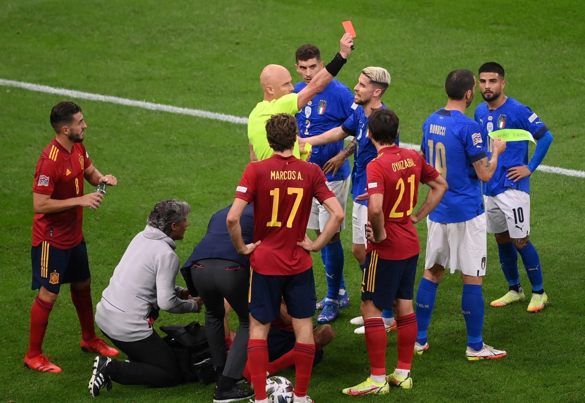 Thẻ đỏ của Bonucci là bước ngoặt của trận đấu. (Ảnh: Reuters).