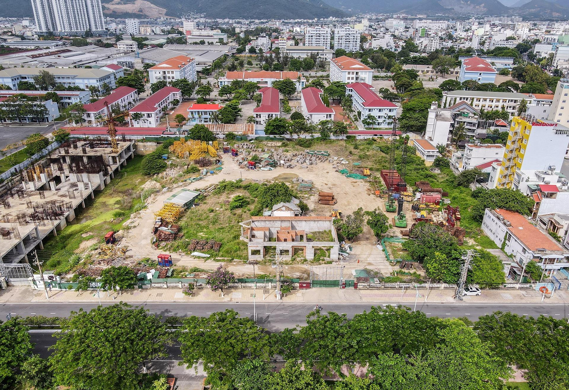 'Đất vàng' bị bỏ hoang la liệt ở Nha Trang - 6