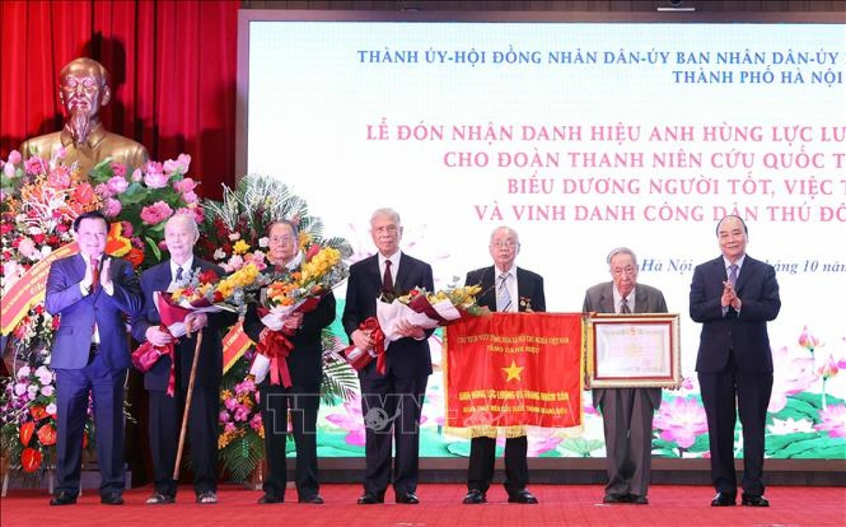 Chủ tịch nước Nguyễn Xuân Phúc trao tặng danh hiệu Anh hùng LLVTND cho Đoàn Thanh niên cứu quốc thành Hoàng Diệu (Ảnh: TTXVN)