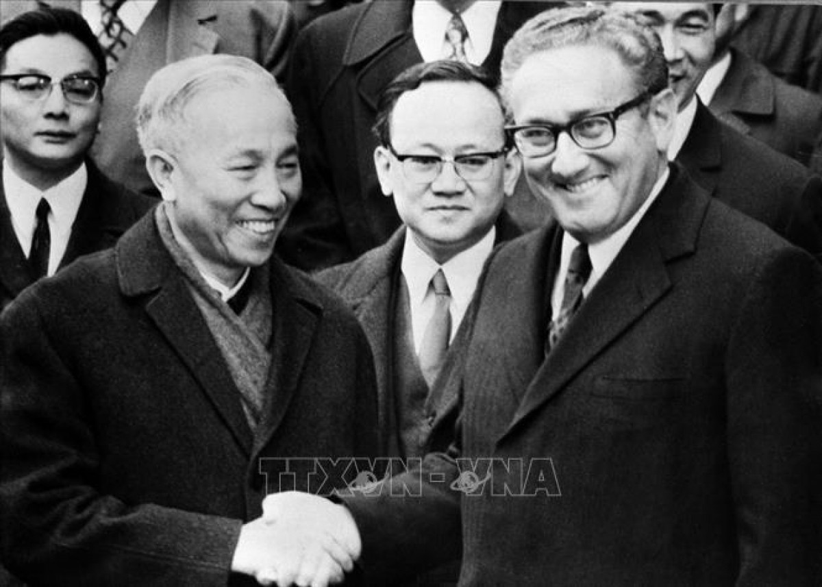 Ông Lê Đức Thọ và Tiến sĩ Henry Kissinger, chúc mừng nhau sau lễ ký tắt Hiệp định Paris. (Ảnh: TTXVN)