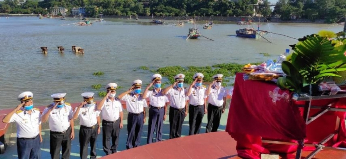 Các cựu chiến binh Hội truyền thống Đường Hồ Chí Minh trên biển Việt Nam dâng hương tưởng niệm các đồng đội đã ngã xuống trong trận chiến năm xưa