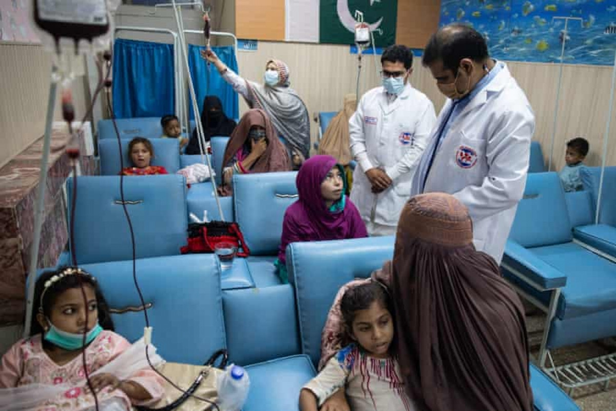 Các bác sĩ chăm sóc bệnh nhân tại tổ chức Hamza Foundation ở Peshawar, Pakistan. Ảnh: The Guardian