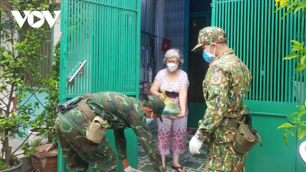 Bộ đội gửi nhu yếu phẩm hỗ trợ người dân chống dịch.