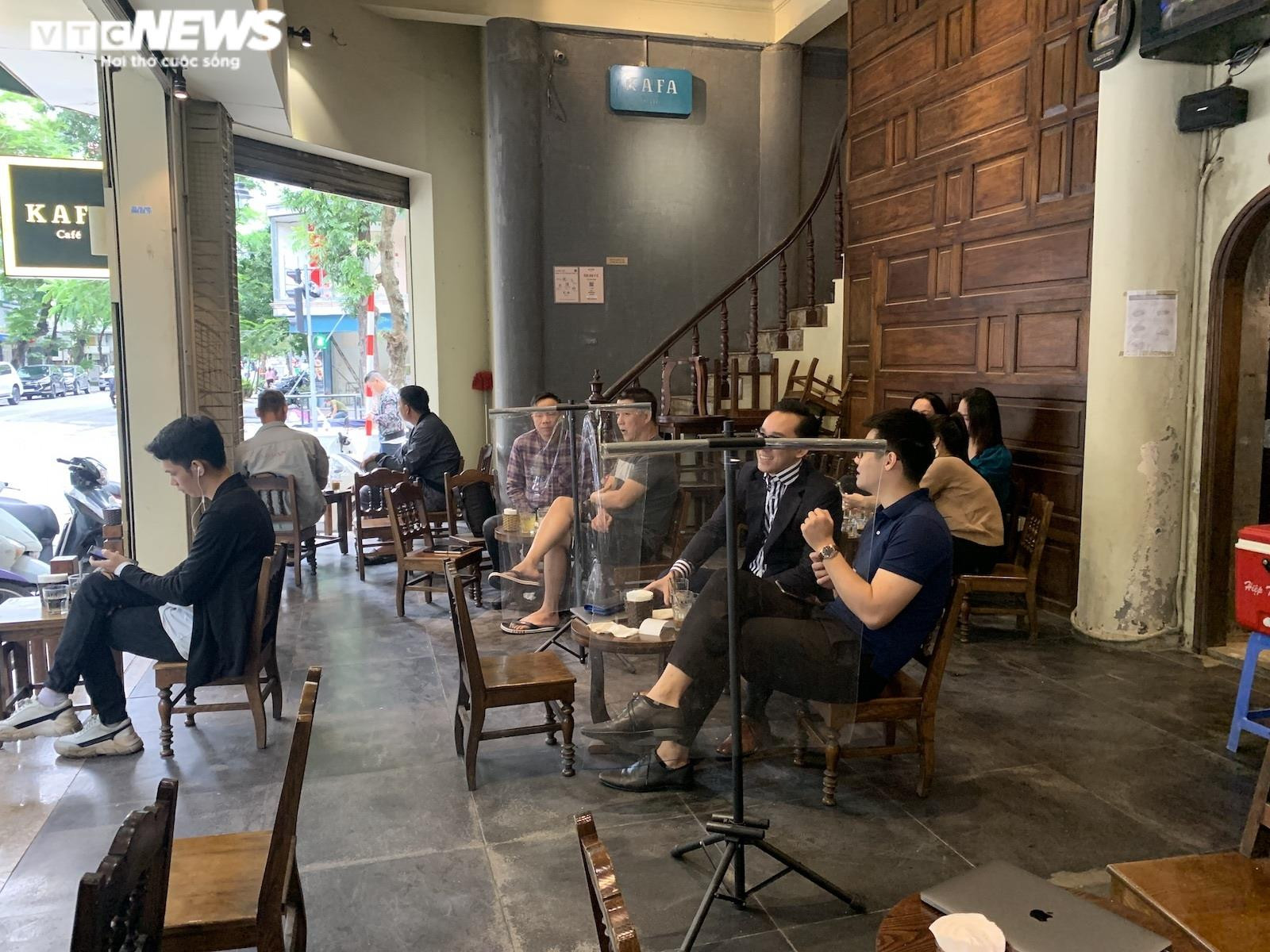 Quán cà phê Hà Nội chật cứng khách trong ngày đầu được bán tại chỗ - 8