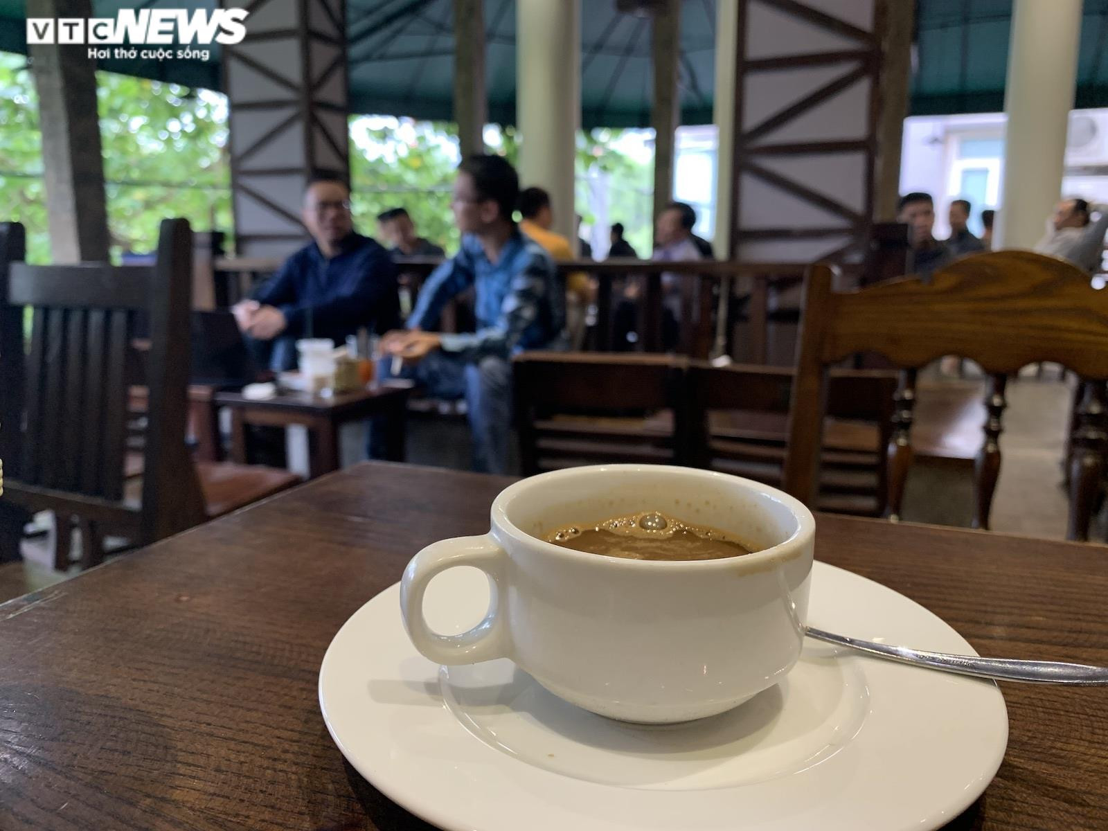 Quán cà phê Hà Nội chật cứng khách trong ngày đầu được bán tại chỗ - 6