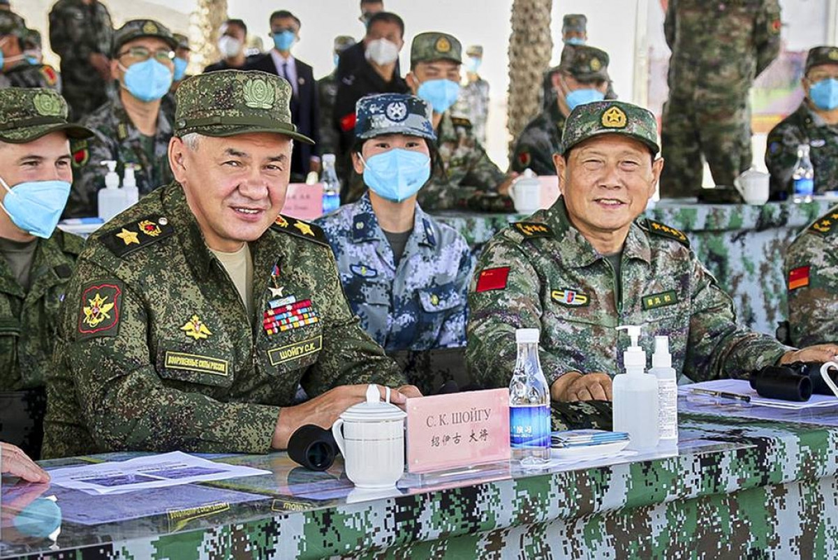 Bộ trưởng Quốc phòng Nga Sergei Shoigu (trái) và Bộ trưởng Quốc phòng Trung Quốc Ngụy Phượng Hòa theo dõi cuộc tập trận chung ngày 13/8/2021. Ảnh: AP