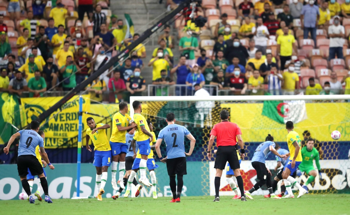 Suarez đá phạt thành bàn cho Uruguay. (Ảnh: Reuters)
