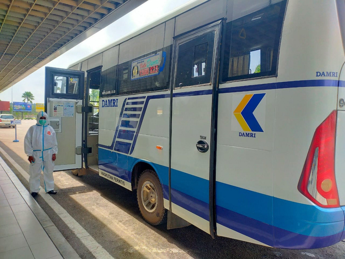 Công ty vận tải Damri cung cấp đội xe đưa đón khách từ sân bay quốc tế Hang Danim (thành phố Batam) đến khách sạn cách ly (Nguồn : Info Publik)