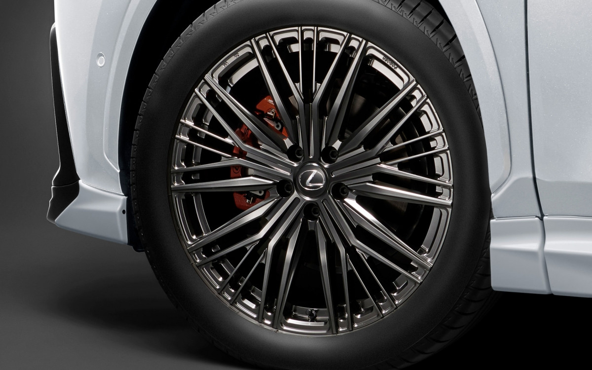 Tùy chọn la-zăng bằng nhôm rèn kích thước 20 inch với thiết kế đa chấu phức tạp và được hoàn thiện kim loại, giúp chiếc Lexus NX trông nổi bật hơn.