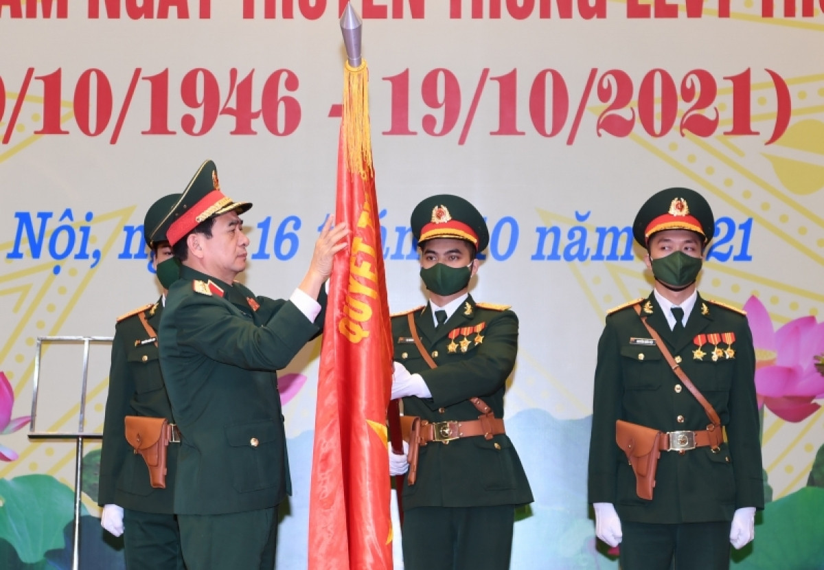 Đại tướng Phan Văn Giang, Bộ trưởng Bộ Quốc phòng gắn Huân chương Bảo vệ Tổ quốc hạng Nhất lên lá cờ truyền thống của Lực lượng vũ trang Thủ đô