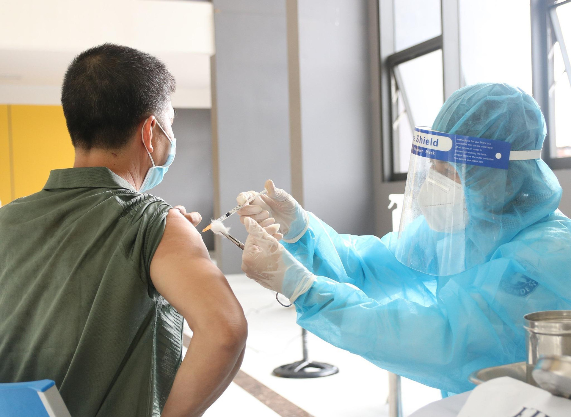 Còn hơn 1,6 triệu người ở TP.HCM cần tiêm vaccine COVID-19 mũi 2 - 1