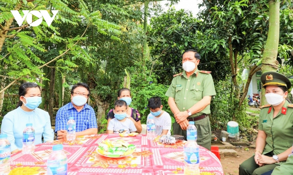 Thiếu tướng Nguyễn Văn Thuận, Giám đốc Công an thành phố Cần Thơ đã đến thăm, động viên gia đình có trẻ mồ côi do dịch Covid-19.
