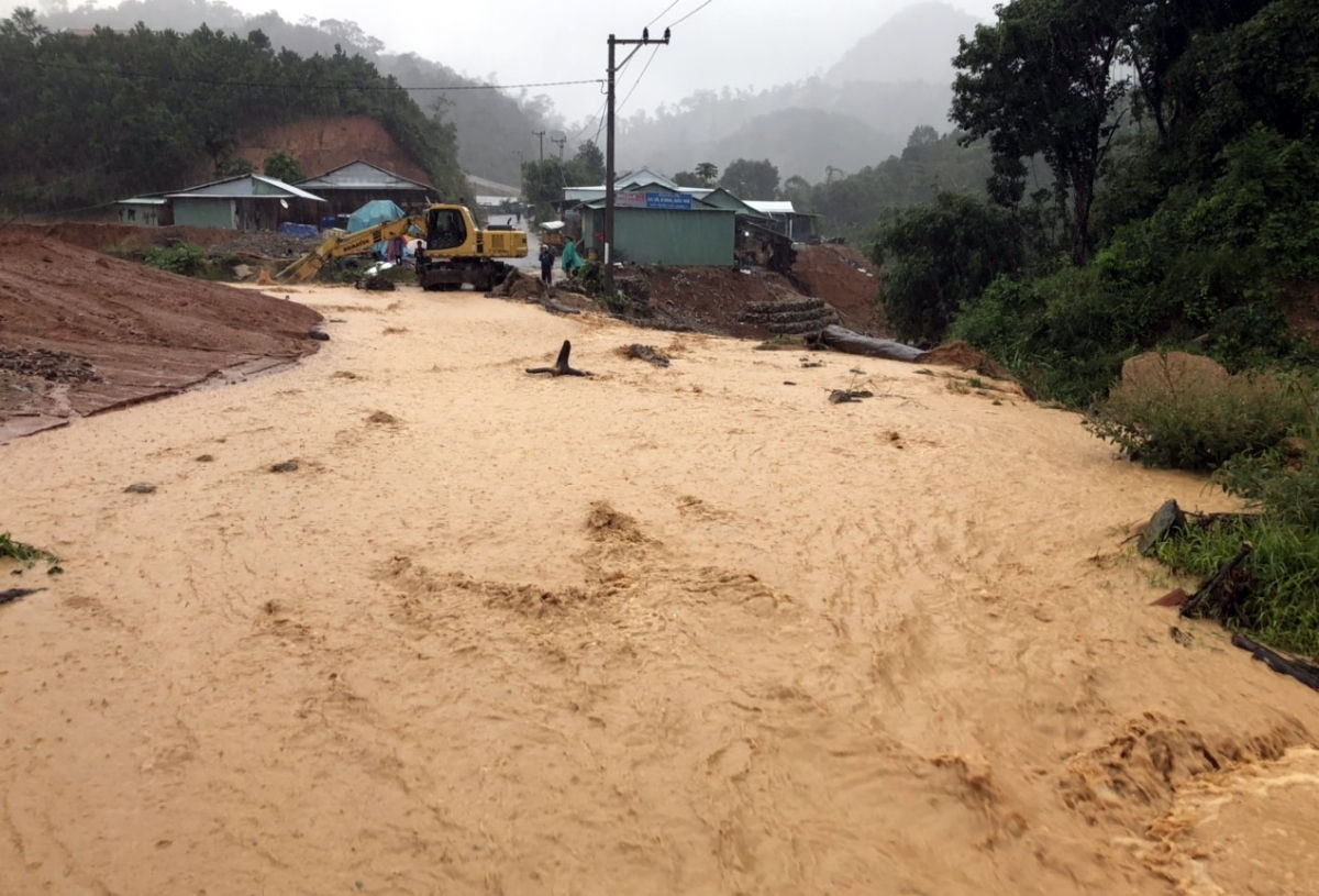 Tại huyện miền núi Phước Sơn, tỉnh Quảng Nam, mưa lớn kéo dài từ tối qua, nước lũ đổ về cuốn trôi nhiều cây cầu tạm.