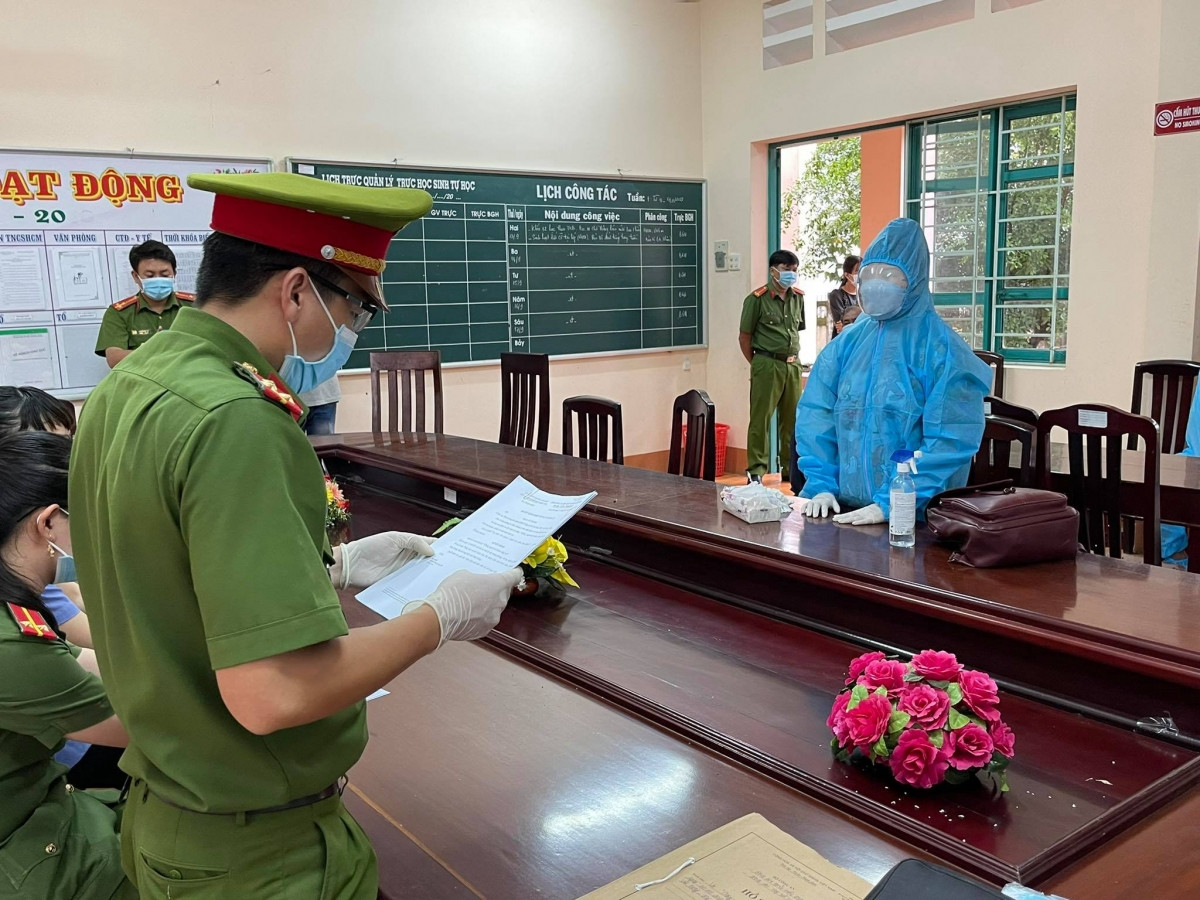 Bị can Trần Thị Diễm nghe quyết định khởi tố
