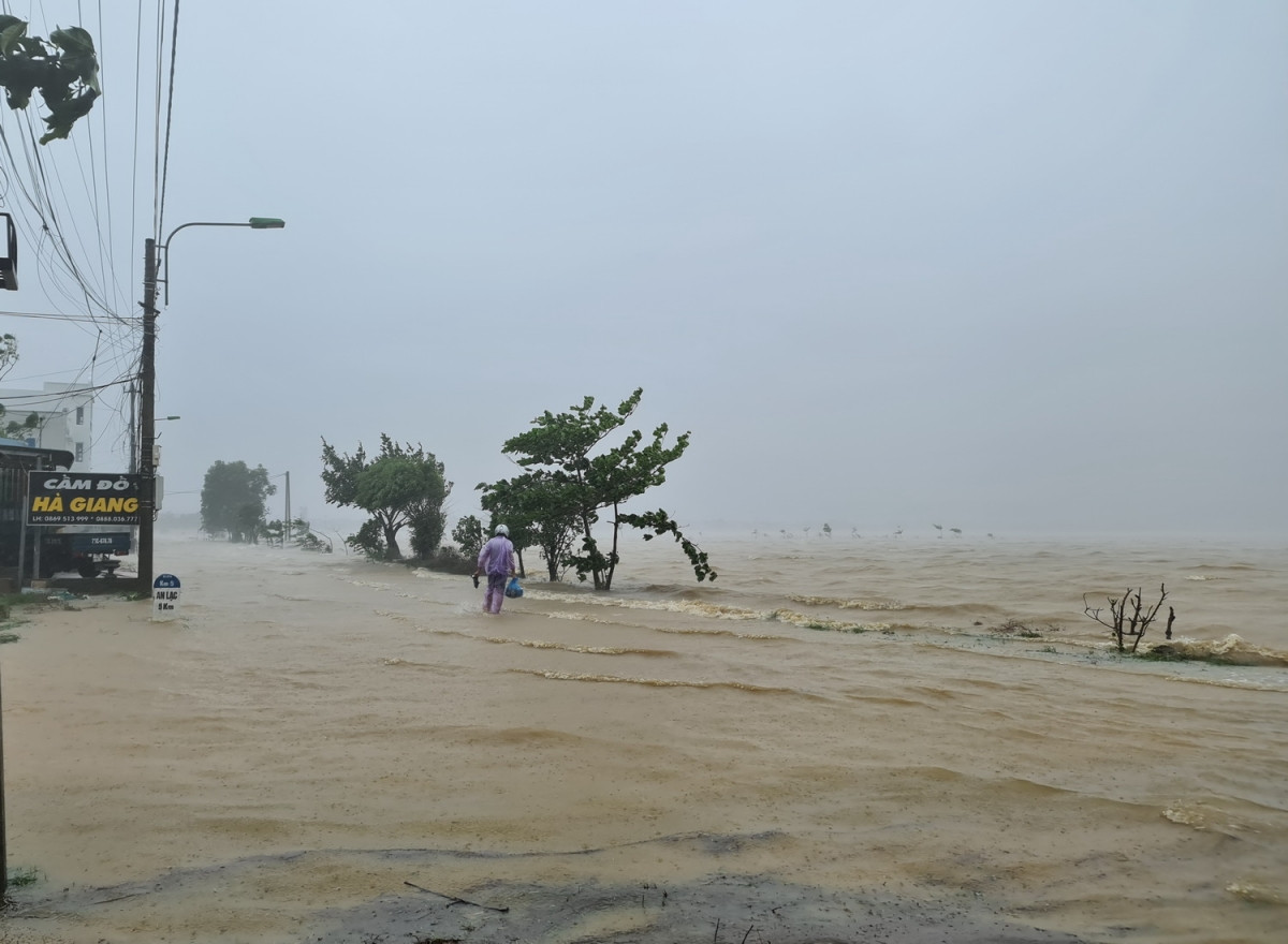 Nước lũ dâng cao tại huyện Lệ Thủy, tỉnh Quảng Bình