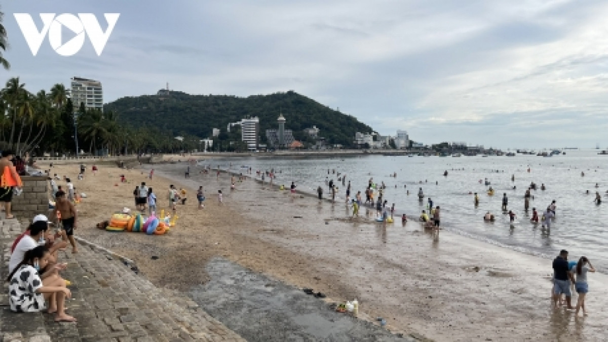 Từ sáng sớm người dân và du khách được thoả thích ngâm mình trong biển nước tại Vũng Tàu