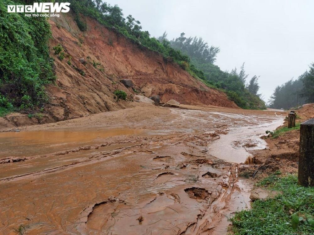 Ảnh: Mưa ngớt nhưng nhiều nơi ở Hà Tĩnh vẫn ngập sâu, giao thông chia cắt - 10