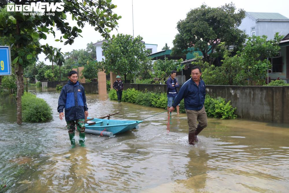 Ảnh: Mưa ngớt nhưng nhiều nơi ở Hà Tĩnh vẫn ngập sâu, giao thông chia cắt - 6