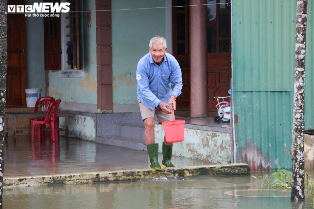 Ảnh: Mưa ngớt nhưng nhiều nơi ở Hà Tĩnh vẫn ngập sâu, giao thông chia cắt - 9