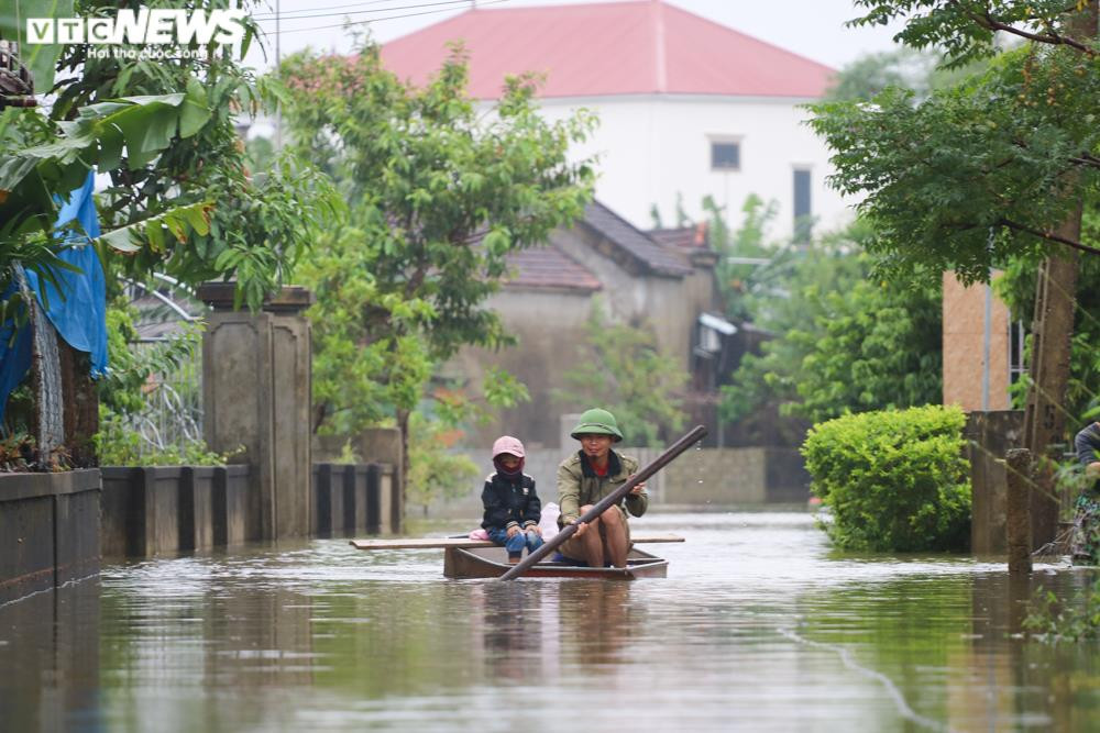 Ảnh: Mưa ngớt nhưng nhiều nơi ở Hà Tĩnh vẫn ngập sâu, giao thông chia cắt - 7