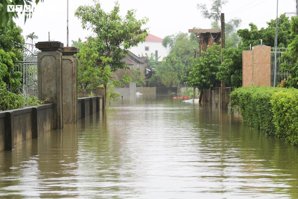 Ảnh: Mưa ngớt nhưng nhiều nơi ở Hà Tĩnh vẫn ngập sâu, giao thông chia cắt - 2