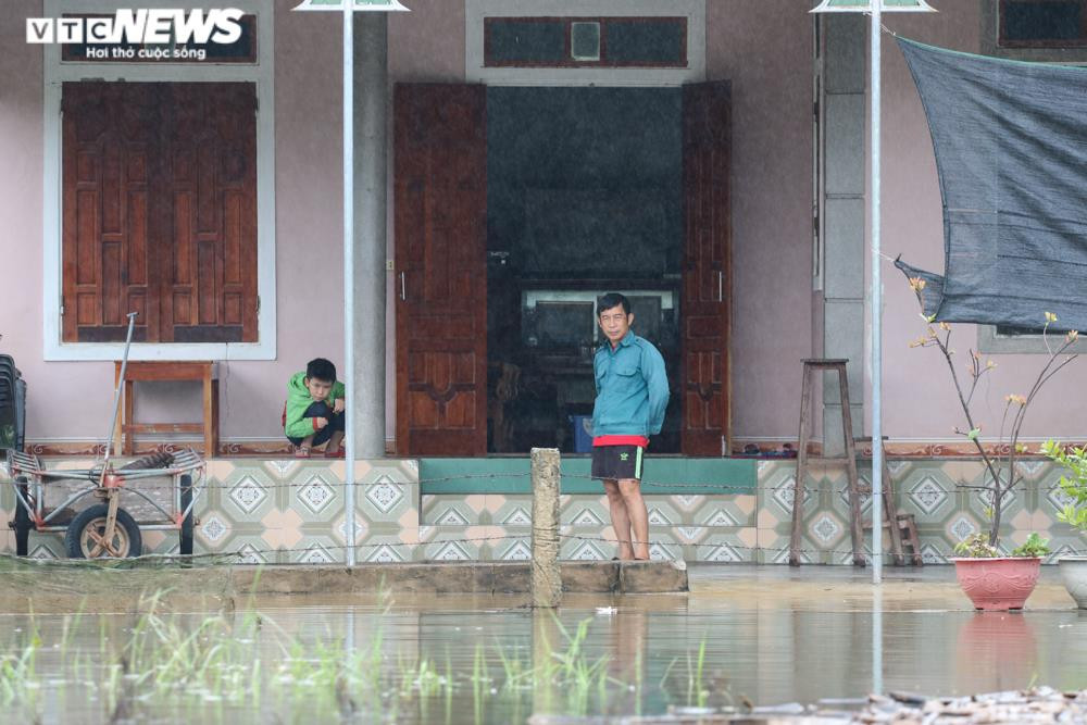 Ảnh: Mưa ngớt nhưng nhiều nơi ở Hà Tĩnh vẫn ngập sâu, giao thông chia cắt - 3