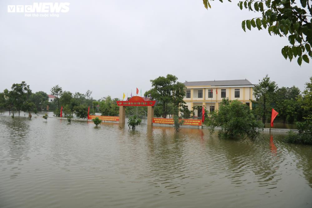 Ảnh: Mưa ngớt nhưng nhiều nơi ở Hà Tĩnh vẫn ngập sâu, giao thông chia cắt - 8
