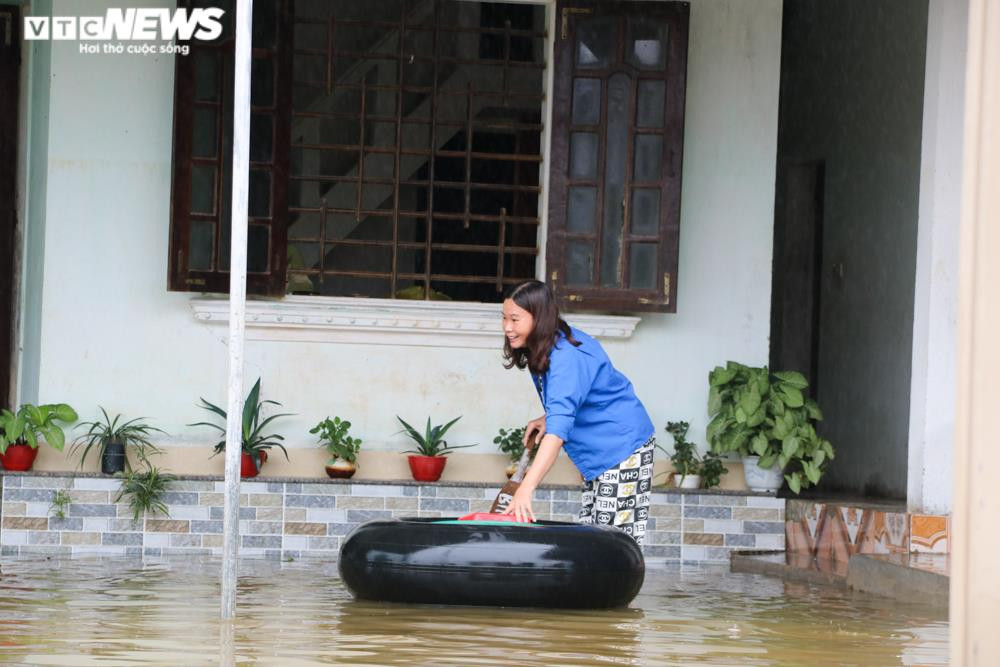 Ảnh: Mưa ngớt nhưng nhiều nơi ở Hà Tĩnh vẫn ngập sâu, giao thông chia cắt - 5