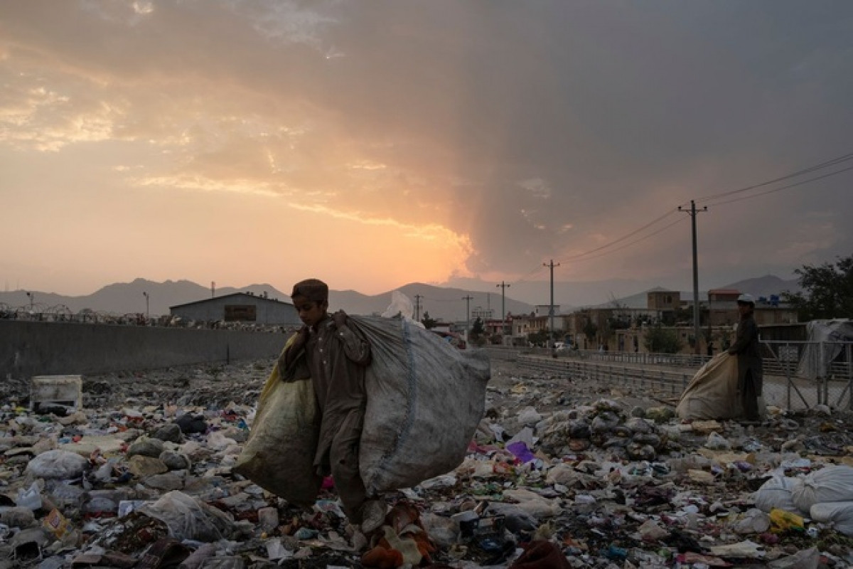 Thu thập chai nhựa để bán là một trong số ít công việc kiếm ra tiền ở Afghanistan (Ảnh: WSJ).