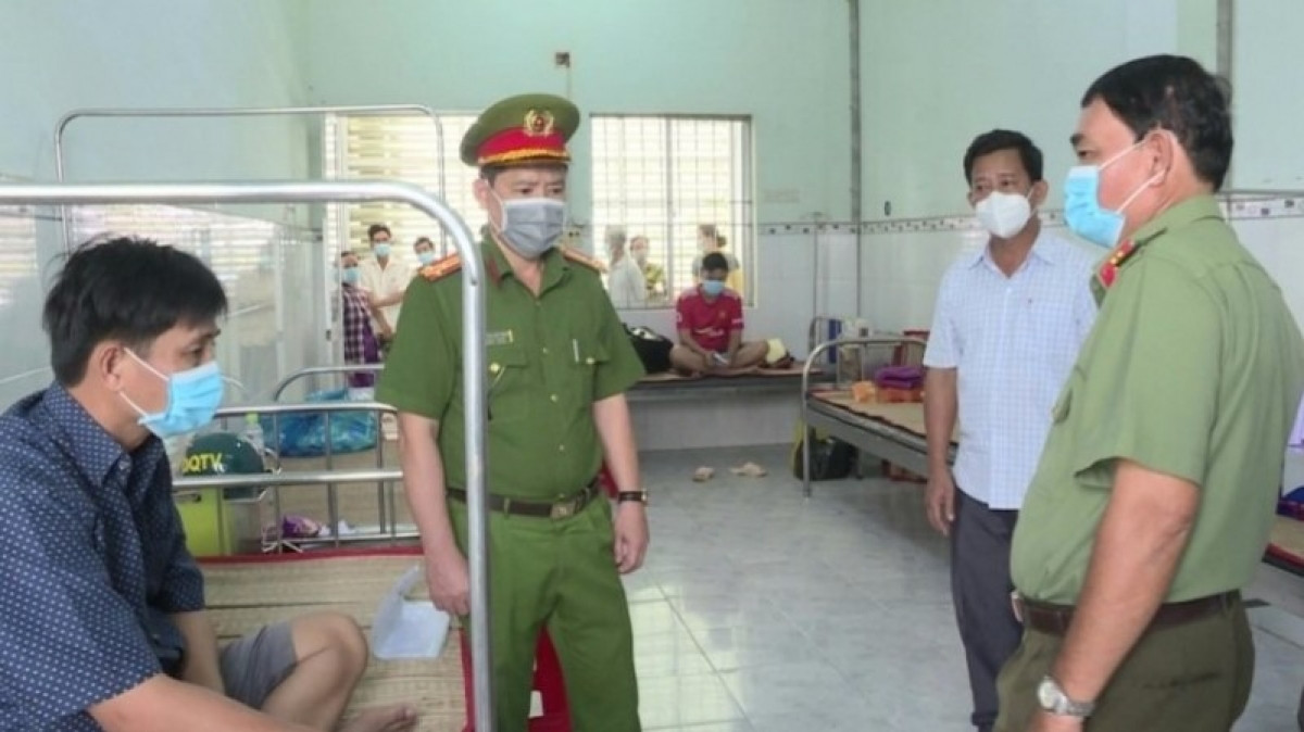 Lãnh đạo huyện Phước Long và Công an huyện thăm hỏi sức khỏe, động viên thiếu tá Nguyễn Văn Tại