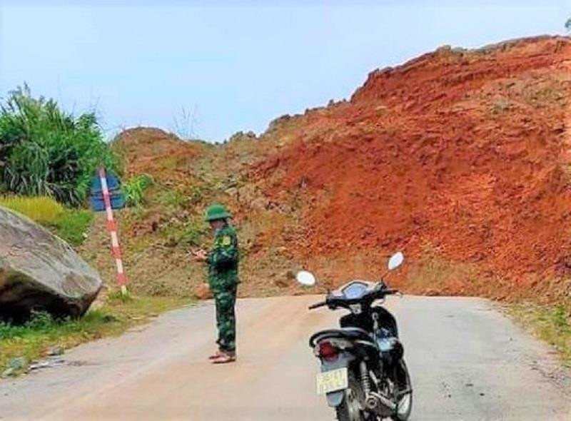 Sạt lở đất, quốc lộ 15C ở Thanh Hóa bị chia cắt - 1