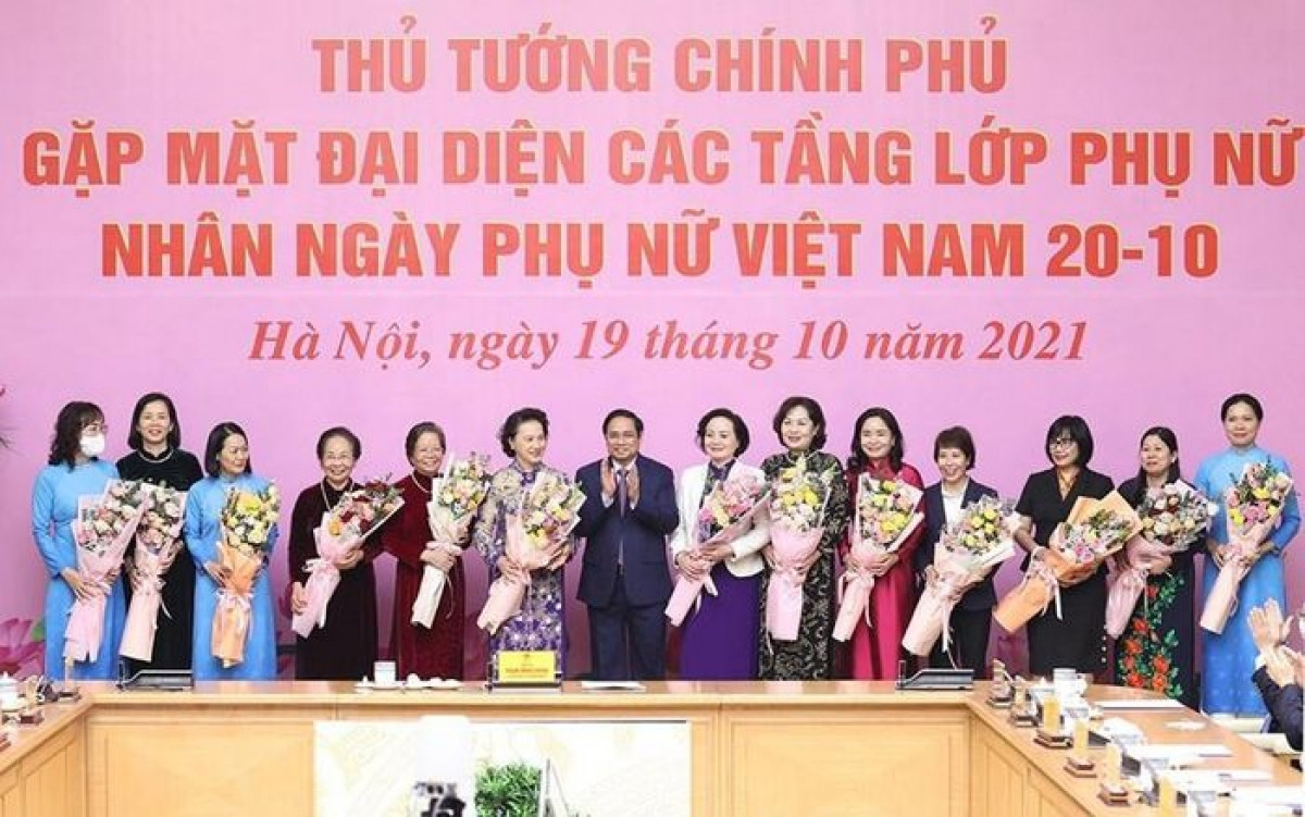 Thủ tướng Phạm Minh Chính tặng hoa chúc mừng các đại biểu phụ nữ tiêu biểu. Ảnh: TTXVN