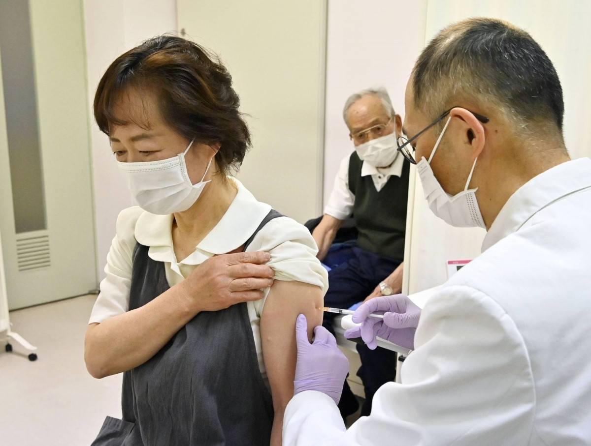 Nhật Bản tiêm chủng ngừa Covid-19 cho người cao tuổi. Ảnh: Japan Times