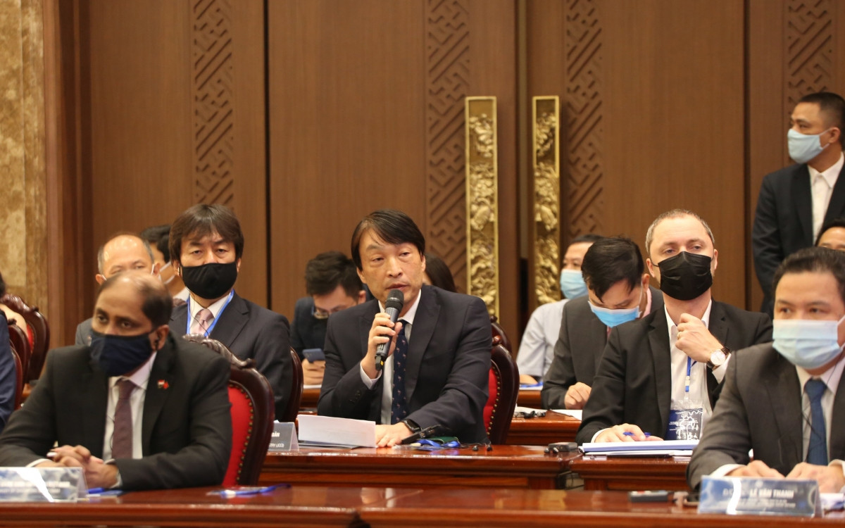 Các đại biểu nước ngoài phát biểu tại hội nghị