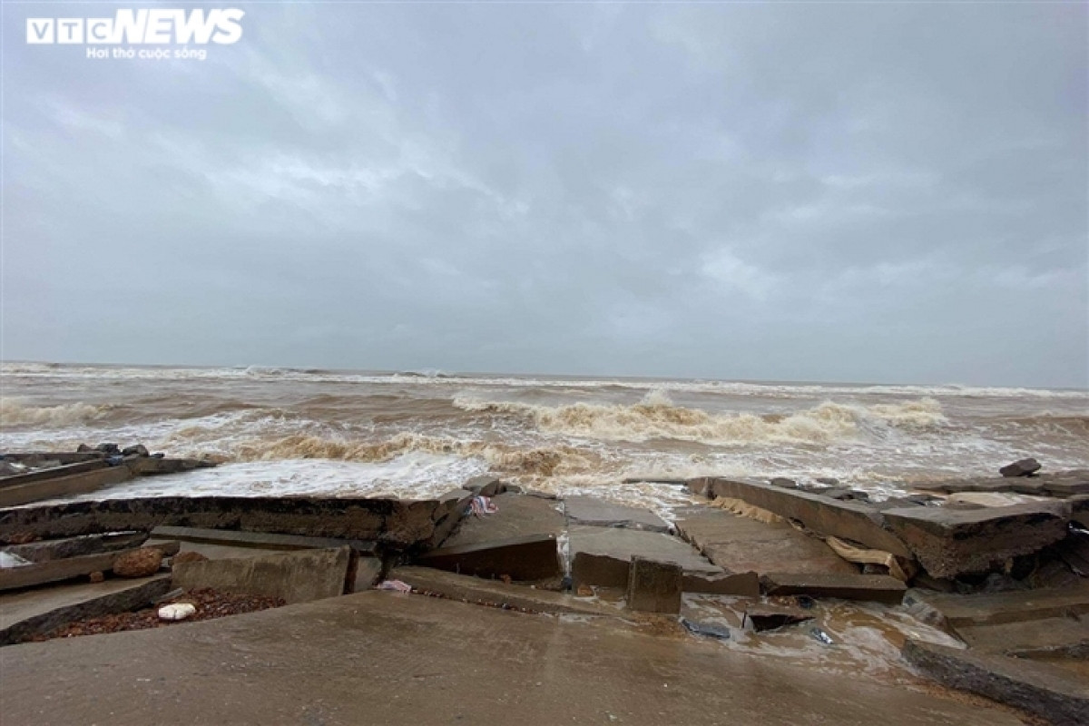 Mưa lớn kèm sóng biển lớn trong hai ngày 16-17/10 đã đánh tan hơn 150m kè ven biển tại xã Nhân Trạch (huyện Bố Trạch) và phường Hải Thành (TP. Đồng Hới).